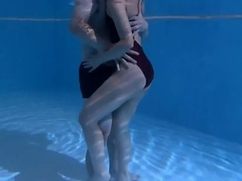 Ông chồng lạnh nhạt, bà xã cắm sừng với hlv dạy bơi